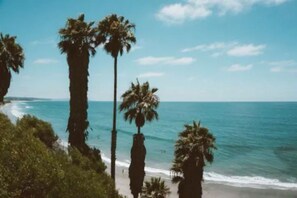 Playa en los alrededores, camastros y toallas de playa 