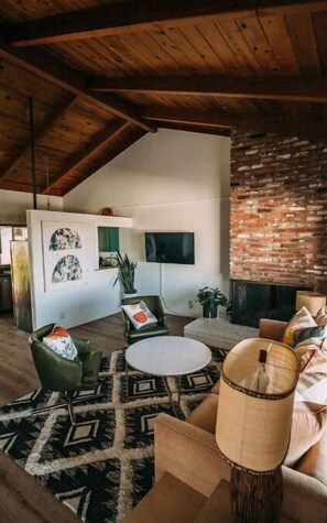 Smart TV, fireplace, books - Cardiff Hope House with Ocean View (Encinitas)