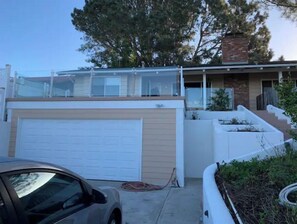 A modern house with a garage, a staircase, and a tree in the background. - Cardiff Hope House with Ocean View (Encinitas)
