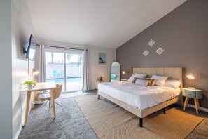 3 bedrooms, desk, iron/ironing board, travel crib
