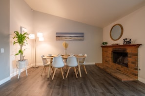 Dining - FAMILY POOL HOME☀ 3-BDR/Sleeps 9/KING BED Suite/BILLIARD TABLE/Yaama'va Casino (Rialto)