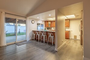 Fridge, microwave, oven, stovetop - FAMILY POOL HOME☀ 3-BDR/Sleeps 9/KING BED Suite/BILLIARD TABLE/Yaama'va Casino (Rialto)