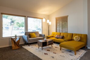 Smart-TV, Kamin, Tischtennisplatte, Bücher