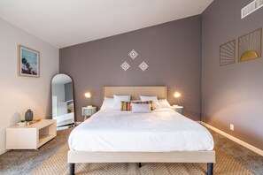 3 bedrooms, desk, iron/ironing board, travel crib - FAMILY POOL HOME☀ 3-BDR/Sleeps 9/KING BED Suite/BILLIARD TABLE/Yaama'va Casino (Rialto)