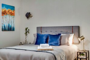 1 室のベッドルーム、デスク、アイロン / アイロン台、旅行用ベビーベッド