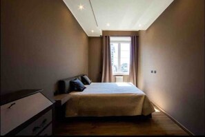 2 bedrooms, in-room safe, iron/ironing board, travel crib
