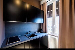 Refrigerador, placa de cocina, cafetera/tetera, tetera/pava eléctrica
