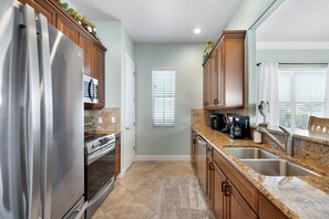 Frigorífico, microondas, horno y placa de cocina