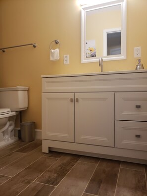 Baignoire, sèche-cheveux, serviettes fournies, savon