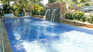 2 outdoor pools