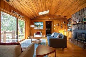 Smart TV, chimenea, Netflix y reproductor de DVD 