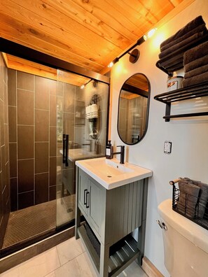 Hair dryer, towels - Hillside Tiny Home (Two Harbors)