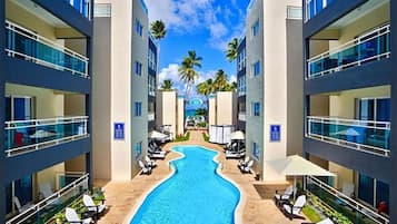 Una piscina al aire libre