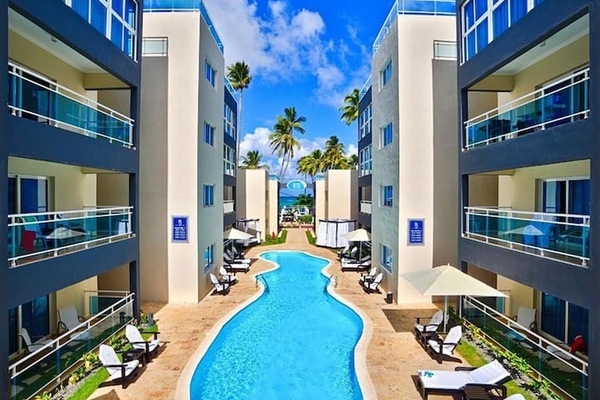 Walking along the big pool you arrive at the Caribbean beach in 1 min.