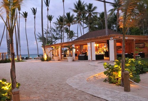 Chic Beachfront Apartment - Private Beach Access