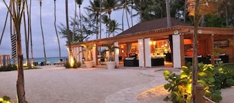 Chic Beachfront Apartment - Private Beach Access