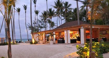 Chic Beachfront Apartment - Private Beach Access