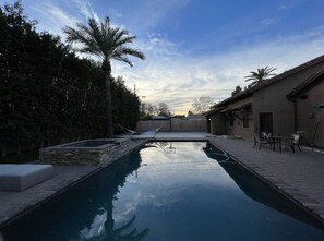 Piscina all'aperto, una piscina riscaldata