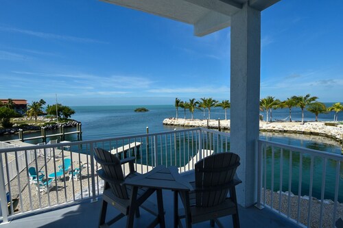 Luxury Waterfront Estate—Pool, Spa, Game Lounge, 2 Docks & Ramp Access—Gulfside