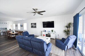 Smart TV, video games - Luxury Waterfront Estate—Pool, Spa, Game Lounge, 2 Docks & Ramp Access—Gulfside (Marathon)