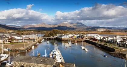 Newly-renovated, mid-terrace cottage in Porthmadog