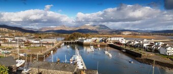 Newly-renovated, mid-terrace cottage in Porthmadog