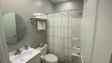 Duschwanne, Handtücher, Seife, Shampoo