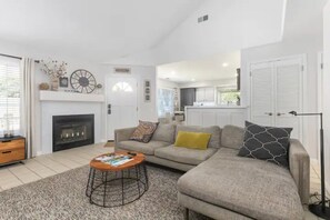 TV connectée, cheminée, chaîne hi-fi, écrans d'ordinateur