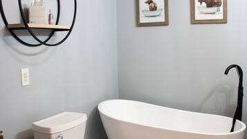 Badekar, hårføner, håndklær og såpe