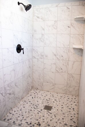 Bañera, secador de pelo, toallas, jabón