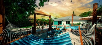 Villa heated-Luxury Oasis: Pool, Cabanas & Court