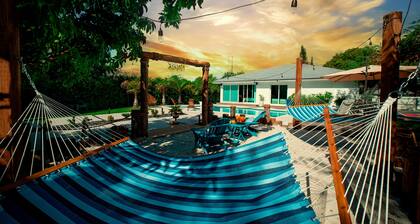 Villa heated-Luxury Oasis: Pool, Cabanas & Court