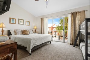 3 bedrooms, desk, iron/ironing board, travel cot - 5 min walk to beach, steps to pool, Great location near outlet, Rest and Shops! (Miramar Beach)