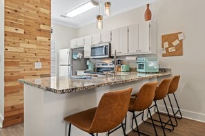 Fridge, microwave, oven, stovetop - 5 min walk to beach, steps to pool, Great location near outlet, Rest and Shops! (Miramar Beach)