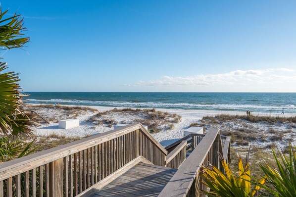 Beach nearby, sun-loungers - 5 min walk to beach, steps to pool, Great location near outlet, Rest and Shops! (Miramar Beach)