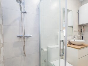Ducha, secador de pelo y toallas