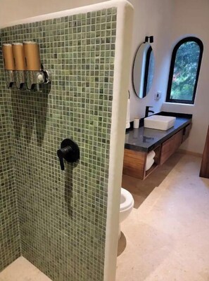 Doccia, asciugacapelli, asciugamani, sapone