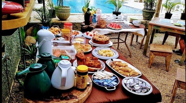 Café da manhã com buffet grátis todos os dias