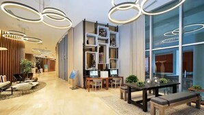 Un hall d’hôtel moderne doté d’un espace salon central, d’un comptoir d’accueil et d’une grande fenêtre offrant une vue sur la ville.