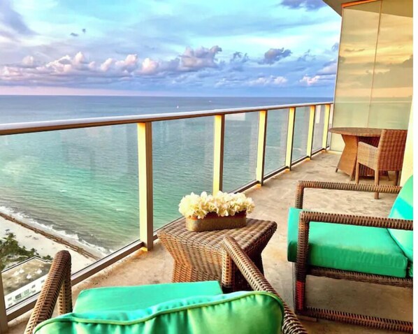 Property grounds - Ocean View Beachfront 2Bed/2B M-Penthouse @HYDE (Hollywood)