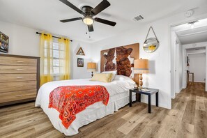 5 bedrooms, free WiFi, bed sheets - Best Little Bunkhouse in TX! Walk 2 AT&T Stadium! (Arlington)