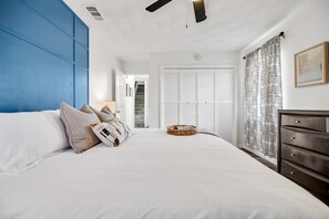5 bedrooms, free WiFi, bed sheets - Best Little Bunkhouse in TX! Walk 2 AT&T Stadium! (Arlington)