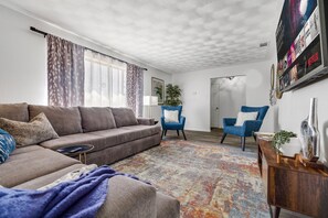 Smart TV, books - Best Little Bunkhouse in TX! Walk 2 AT&T Stadium! (Arlington)