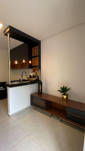 Exclusieve chalet | Woonruimte | Een 43-inch ledtelevisie met digitale zenders