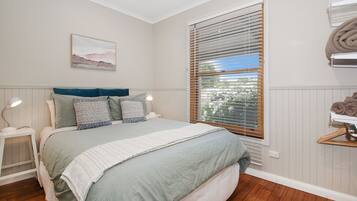 3 bedrooms, iron/ironing board, WiFi, bed sheets