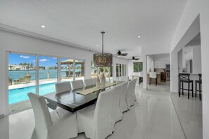 Dining - Views-Views-Views!  Intracoastal Waterfront Property Walking distance to Beach (Pompano Beach)