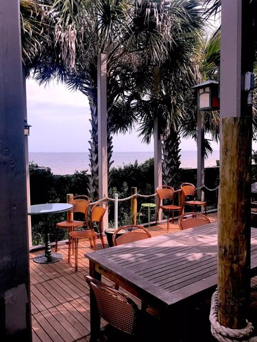 Jungalow Retreat in a Magic Garden-by-the-Sea;  3-min walk to Private Beach