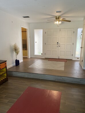 Interior - 3/2.5, pool, hot tub, pool table and fire place (Jacksonville)