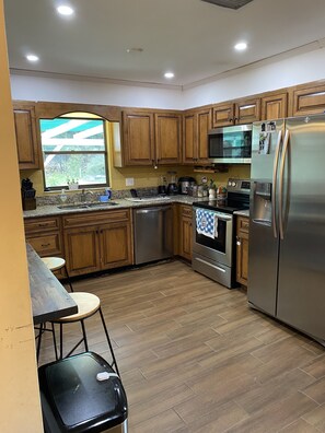 Private kitchen - 3/2.5, pool, hot tub, pool table and fire place (Jacksonville)