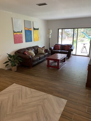 Living area - 3/2.5, pool, hot tub, pool table and fire place (Jacksonville)